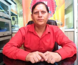 फोटो परिचय : कार्यक्रम की जानकारी देते हुए संयोजक विनोद दीक्षित