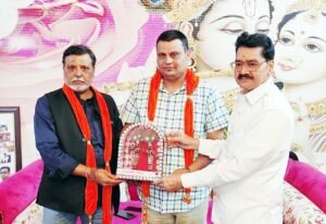 फोटो : एनयूजेआई के राष्ट्रीय अध्यक्ष रास बिहारी व राष्ट्रीय उपाध्यक्ष प्रदीप तिवारी को स्मृति चिन्ह भेंट करते राष्ट्रीय सचिव व ब्रज प्रेस क्लब के अध्यक्ष डॉ. कमलकांत उपमन्यु एडवोकेट।