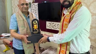 Photo of नगर आयुक्त ने महापौर विनोद अग्रवाल से की मुलाकात, नगर निगम के विकास कार्यों पर हुई चर्चा